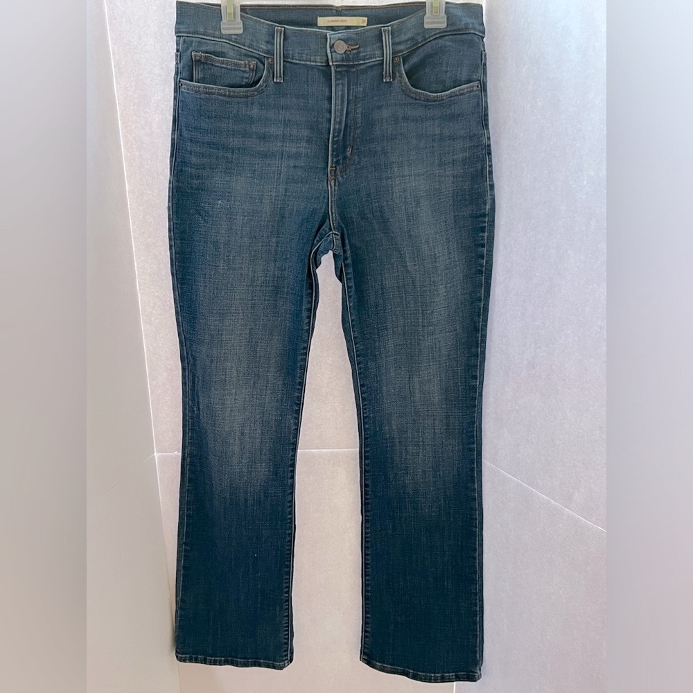 Levi’s Slimming Bootcut 31